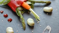 Piquillos de feuilles des champs et légumes printaniers, compote de piment d'espelette