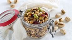 Granola maison aux pistaches, cranberries et noix de coco