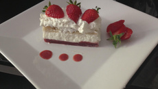 Entremet à la framboise et fromage blanc sur une dacquoise à l'amande