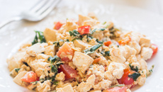 Tofu brouillé ou œufs brouillés vegan