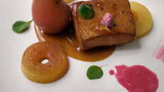 Foie gras poêlé au cacao, sauce au pineau des charentes et gelée d'espelette, poêlée de poires aux fruits confits