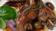 Râble de lapin rôti à la sauge, jus d'ail et caponnata sicilienne