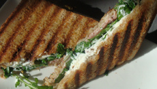 Un croque en rose, vert et blanc (chèvre épinards)