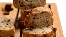 Pain aux raisins secs et Roquefort