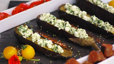 Aubergines grillées à la féta et aux herbes