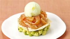 Carpaccio d'avocat et sa crème glacée safranée