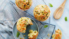 MUFFINS AUX PETITS POIS, MENTHE FRAICHE ET PARMESAN