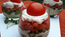 Verrines de tomates, concombre en tartare et faisselle au lait de brebis