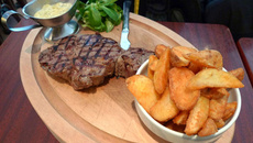 Côte de bœuf grillée à la sauce béarnaise et ses délicates pommes pont neuf fries