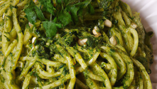 Spaghettis au pesto de roquette