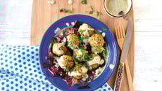 Boulettes panées antigaspi, nid douillet de crudités et sauce au roquefort