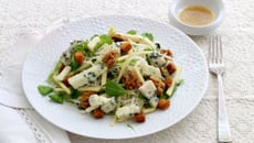 Salade de céleri rave, pomme, noix et roquefort