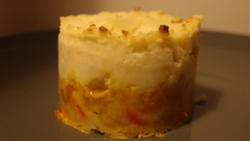 Milles feuilles de pain safrané, saucisses de Strasbourgs et écrasée de pommes de terre