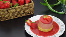 Entremets fraise cardamome et sa soupe de fraises