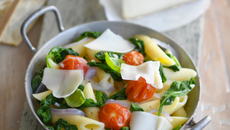 One pot pasta aux tomates cerise, épinards et tomme de chèvre