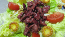 Salade de gésiers et faux cannelés lardons oignons