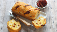 Cake mimolette, fromage de chèvre et tomates séchées