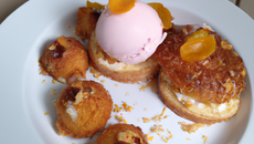 Pains perdus de Biscuits Roses au caramel d'abricot, sorbet abricot et son croustillant à l'amande amère