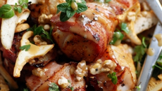 Saint Jacques, lard, noix et herbes