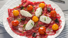 Carpaccio de bœuf, tomates confites, olives noires au Tartare ail et fines herbes