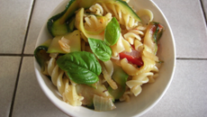 Salade de pâtes aux courgettes caramélisées