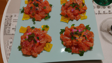 Tartare de saumon au vinaigre de mangue et ses tomates séchées
