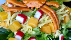 Salade exotique de pates aux crabe et à la mangue