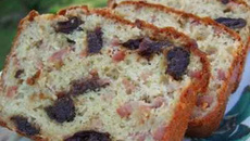 Cake sucré-salé aux pruneaux et lardons