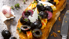 Bruschetta olives, manchego et cerises