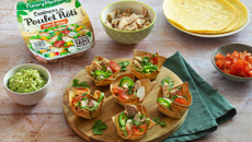 Taco-cups apéritifs au guacamole, tomates et émincés de poulet