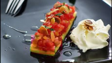 Tartare de tomate et de fraises, sauce vierge, galette de polenta et espuma au chèvre