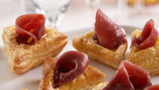 Mini-feuilletés de magret séché