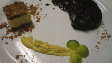 Filet mignon de Black Angus Beef, sauce au castel blue et aux myrtilles sauvages, trèfle de choux de Bruxelles en terre d'en terre d'Aontroma