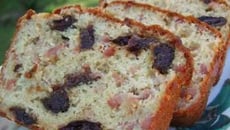 Cake lardons pruneaux pignons