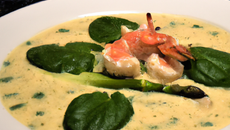 Queues de langoustine sur velouté d'artichaut - épinard