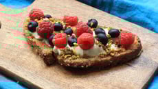 Pain perdu au mascarpone, framboises & pistaches