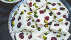 Barres glacées au yaourt, cranberries et pistaches (frozen yogourt bark)