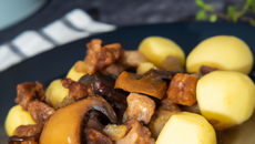 Fricassée de pommes de terre, champignons aux raisins