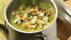 Soupe de petits pois, fromage de chèvre et méli-mélo gourmand