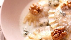 Ravioles fromagères au poulet et aux noix, sauce au Roquefort