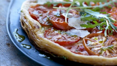 Tarte feuilletée à la Tomate de France, pesto de roquette