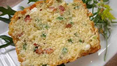 Cake aux oignons nouveaux, lardons fumés et feta