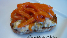 Caviar d'aubergines au chèvre frais et languettes de poivron