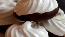 Meringues "black and white"