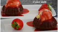 Fondant au chocolat, coulis de fraises et glace vanille