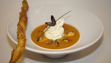 Velouté de potimarron aux moules marinières, chantilly de mascarpone ciboulette, sacristain sésame et curcuma