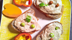 Tartines de mousse de brebis sur lit de poivrons marinés