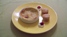 Petit flan à la vanille et ses macarons vanille-framboise