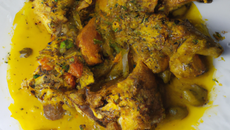 Chapon en 3 cuissons : en ragoût au céleri rave, sauté au curry et à la rôtissoire