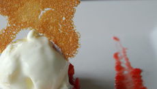 Tartare de gariguettes et tomates, sorbet mascarpone huile d'olive et sa fine tuile croustillante